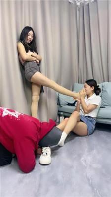 【瑶瑶】情侣奴-奴下奴-舔臭脚/吃丝袜/嘴叼黄瓜/加官窒息