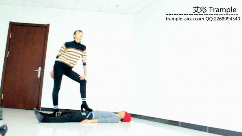 00后女主高跟踩踹贱狗身体下体！