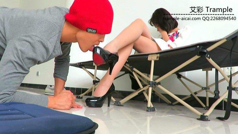 贱狗跪舔00后天使女主肉丝高跟！