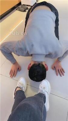 【魅儿】小白鞋碾压狗爪/白袜脚辱狗/胯下奴/裸足插嘴