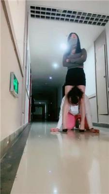 【桃子老师】骑马胯下辱/鞭打/高跟长靴踩/嘴塞袜子罚跪