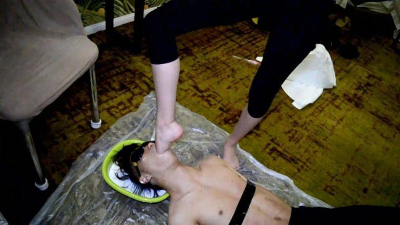 『奴隶岛』—萱萱牛奶舌浴、含牛奶插嘴深喉