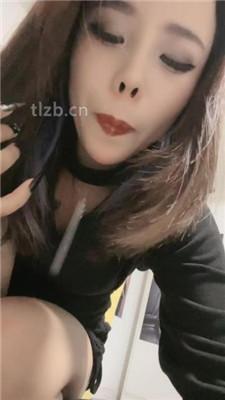 【若冰】仔细跪舔原味裸足脚趾