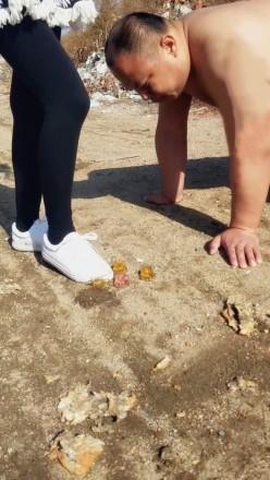 “超级羞辱”傲柔s户外脏鞋踩踏喂食脏食物 “超级羞辱”傲柔s户外脏鞋踩踏喂食脏食物