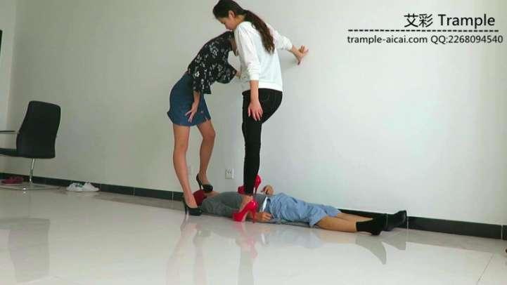 瑶主与闺蜜高跟鞋靴全力践踏脚下贱狗！