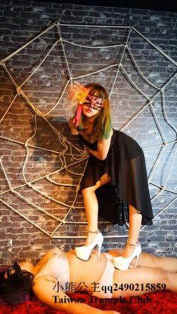 【残忍】女奴人体站台 【残忍】女奴人体站台