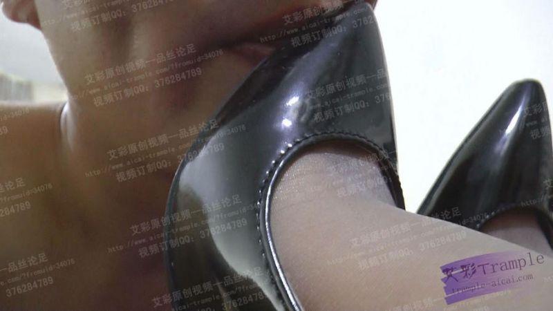 妞妞灰丝玉足踩狗脸