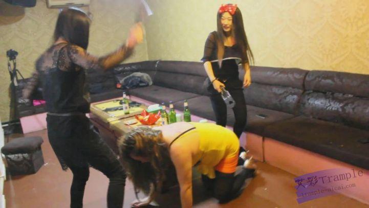 KTV两长发美女S极度羞辱（四）