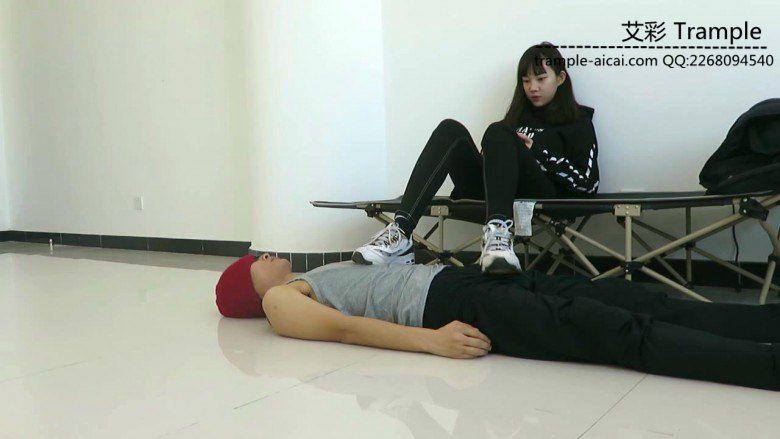 跪舔00后天使女主运动鞋底被运动鞋碾踩下体身体！