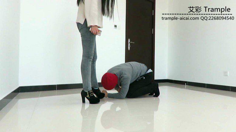 超漂亮天依女主高跟骑乘，胯下舔鞋，遛狗！