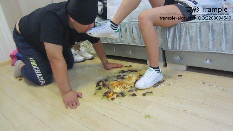 超美女主球衣短裤踩踏喂食语言羞辱