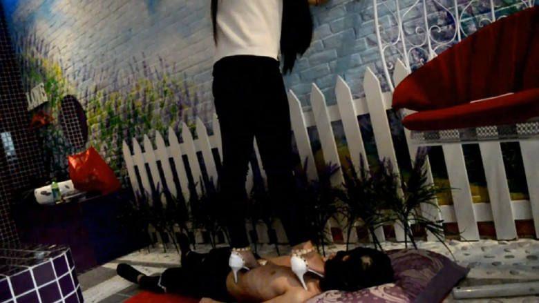 『奴隶岛』—婷婷高跟全体重踩踏小奴