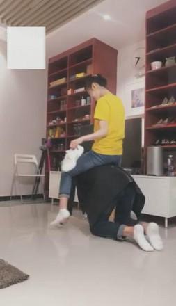 【VIVI】剧情:不良女学生戏弄家教