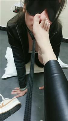 【娜S】闺蜜下跪想舔脏鞋白袜 JS250312-22