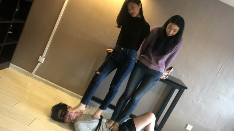 舞蹈系少女虐踩小奶狗