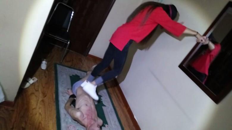 真实暴力耳光休克踩踏舔脏鞋《鸽宝原创》