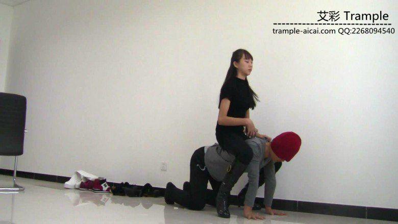 00后天使女主皮靴骑乘贱狗爆踢肋骨全体重踩！