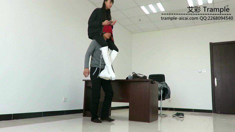 00后天使女主白色长靴骑乘牲畜马来回溜达! 00后天使女主白色长靴骑乘牲畜马来回溜达!