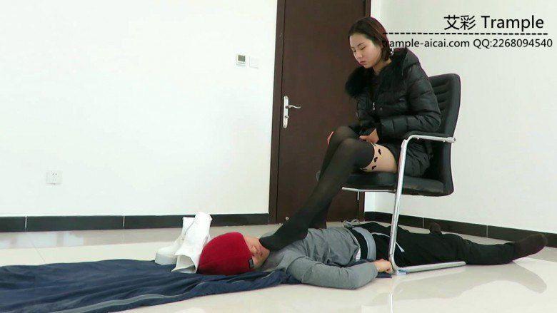 甜美媛媛女主长靴虐奴丝袜踩脸踩嘴揉搓！