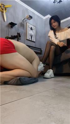 【沐沐】小白鞋黑丝踩虐贱奴 bf52549