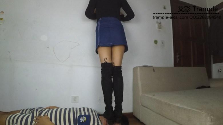 妹子短裙长靴坐脸踩踏