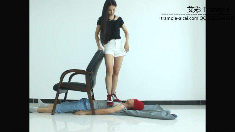 漂亮老师天依女主运动鞋践踏贱狗在贱狗身上跳起椅子舞！
