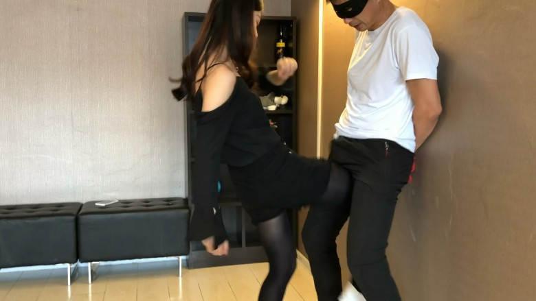 美女职员惩治猥琐领导