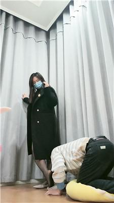 【樊樊大人】舔闻长靴黑丝踩虐地毯奴 JS250106-34