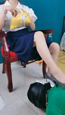 【调教视频】【魔鬼天使】伺候主人下班-咀嚼嘴洗丝袜/骑马