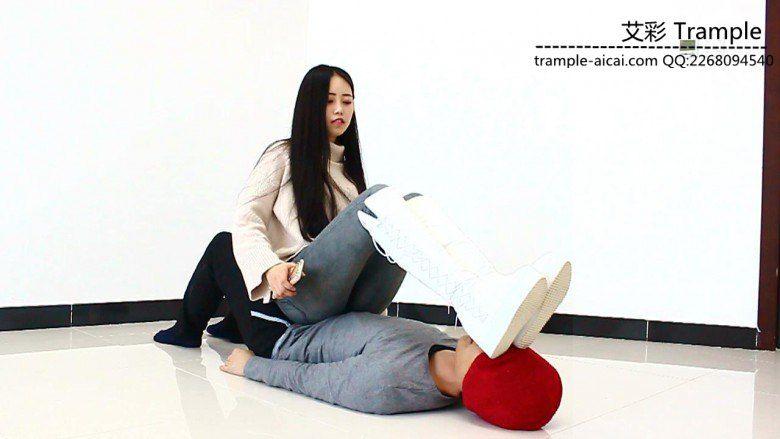 漂亮老师天依女主坐踩重剁羞辱调教贱狗！