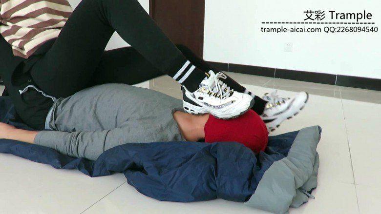 窒息!00后女主运动鞋,踩脚裤棉袜,裸足捂脸堵嘴! 窒息!00后女主运动鞋,踩脚裤棉袜,裸足捂脸堵嘴!
