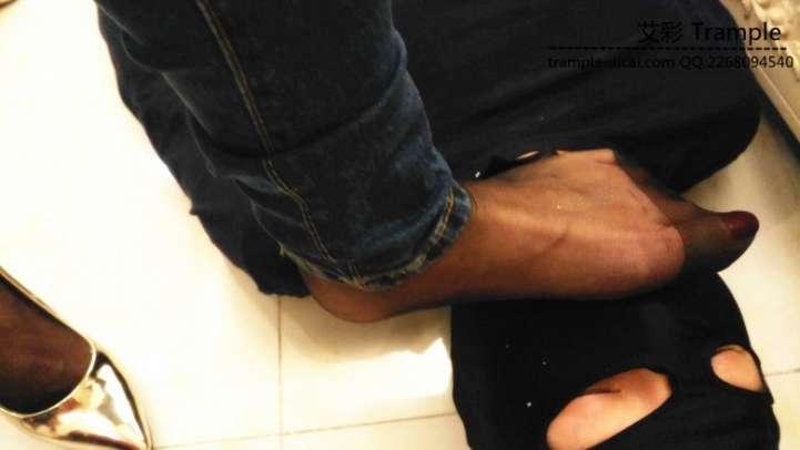 偷闻姐姐袜子的下场