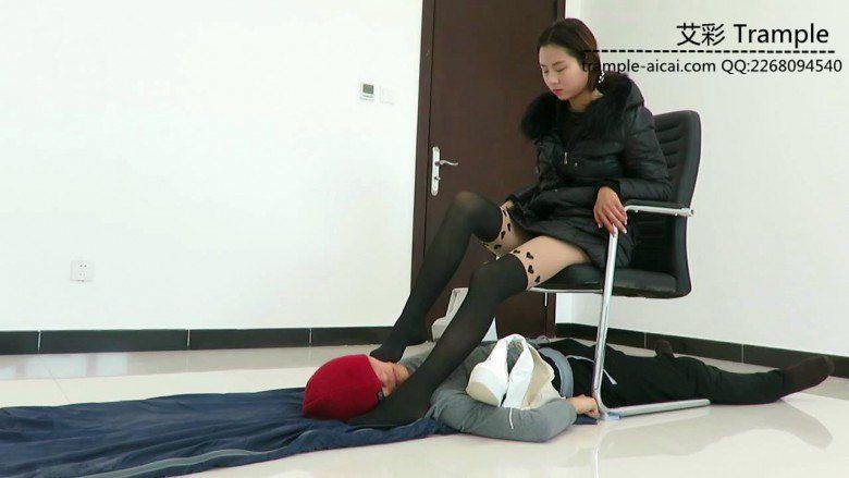 甜美媛媛女主长靴虐奴丝袜踩脸踩嘴揉搓！