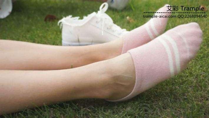 大一两位美女学生的户外美足秀