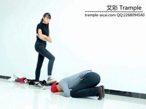 00后天使女主暴打贱狗踢裆膝顶！