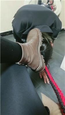 【娜S】母狗清理脏长靴 JS250317-2