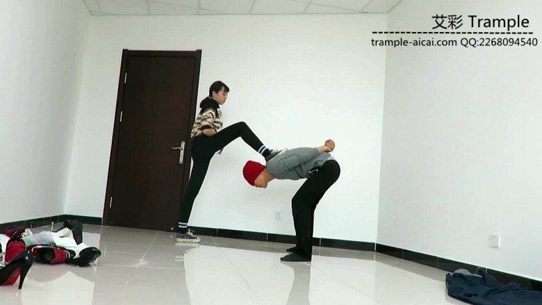 00后女主膝顶踢裆暴打小混混！