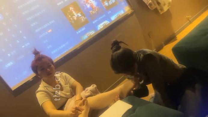 【橘子没熟】母畜-足疗店当着技师面虐闺蜜