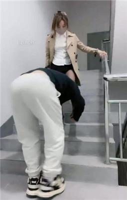 【梦樱】户外楼梯间-转胯/耳光/踩踏/鞭打