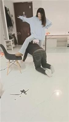 【小殿下】雪地靴践踏抖M家奴