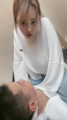 【调教视频】【辣妈】小白鞋碾压-骑马踢裆/舔地上浓痰/腿绞掐脖窒息