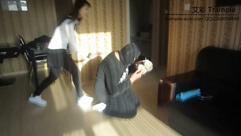 剧情美女休闲板鞋羞辱踩踏偷鞋贼