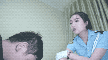 南一警察羞辱耳光