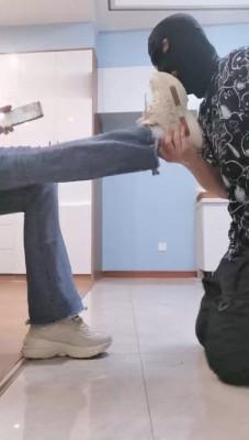 【调教视频】【紫琳女神】运动鞋踩踏/数据线抽/封嘴/全包窒息