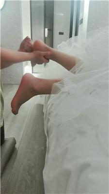 【璃茉老师】婚纱女神虐脚下绿帽 JS250323-34