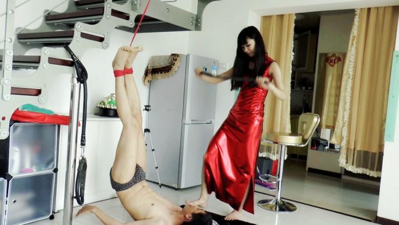 【冰时代】嫩模Yui 倒吊鞭打脚虐贱奴