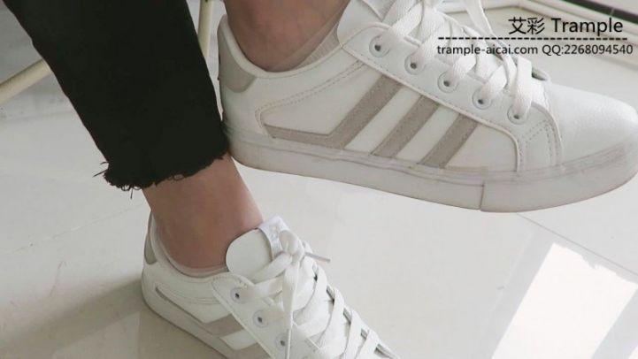 瑶主白色球鞋羞辱贱狗，踩踏贱狗！