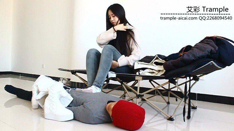 天依女主白靴子棉袜的人体脚踏！