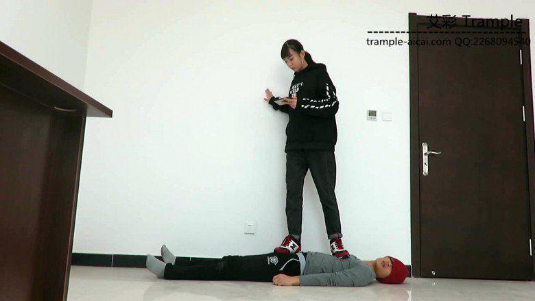 00后天使女主调教贱狗磕头跪拜！