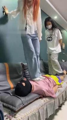 【调教视频】【精神小妹】3S学生主全体重跳踩